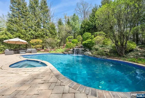 $2,395,000 | 8 Mill Glen Court, Upper Saddle River, NJ 07458