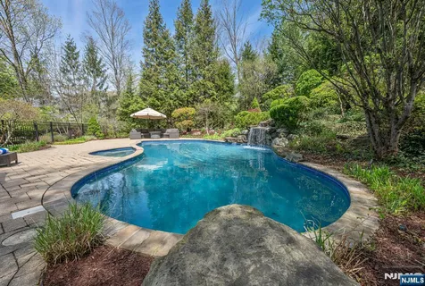 $2,395,000 | 8 Mill Glen Court, Upper Saddle River, NJ 07458