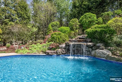$2,395,000 | 8 Mill Glen Court, Upper Saddle River, NJ 07458