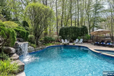 $2,395,000 | 8 Mill Glen Court, Upper Saddle River, NJ 07458