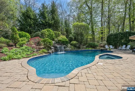 $2,395,000 | 8 Mill Glen Court, Upper Saddle River, NJ 07458