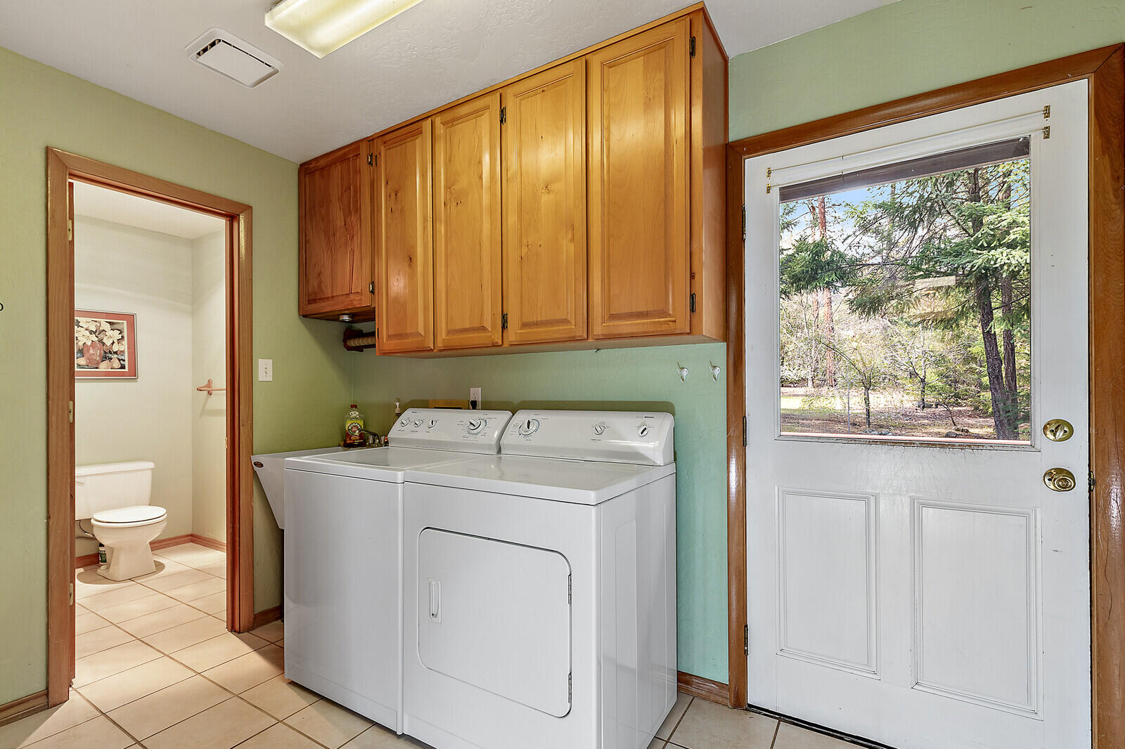 18798 North Applegate Road Grants Pass, OR 97527 - Photo 23 of 34 Laundry/mud room