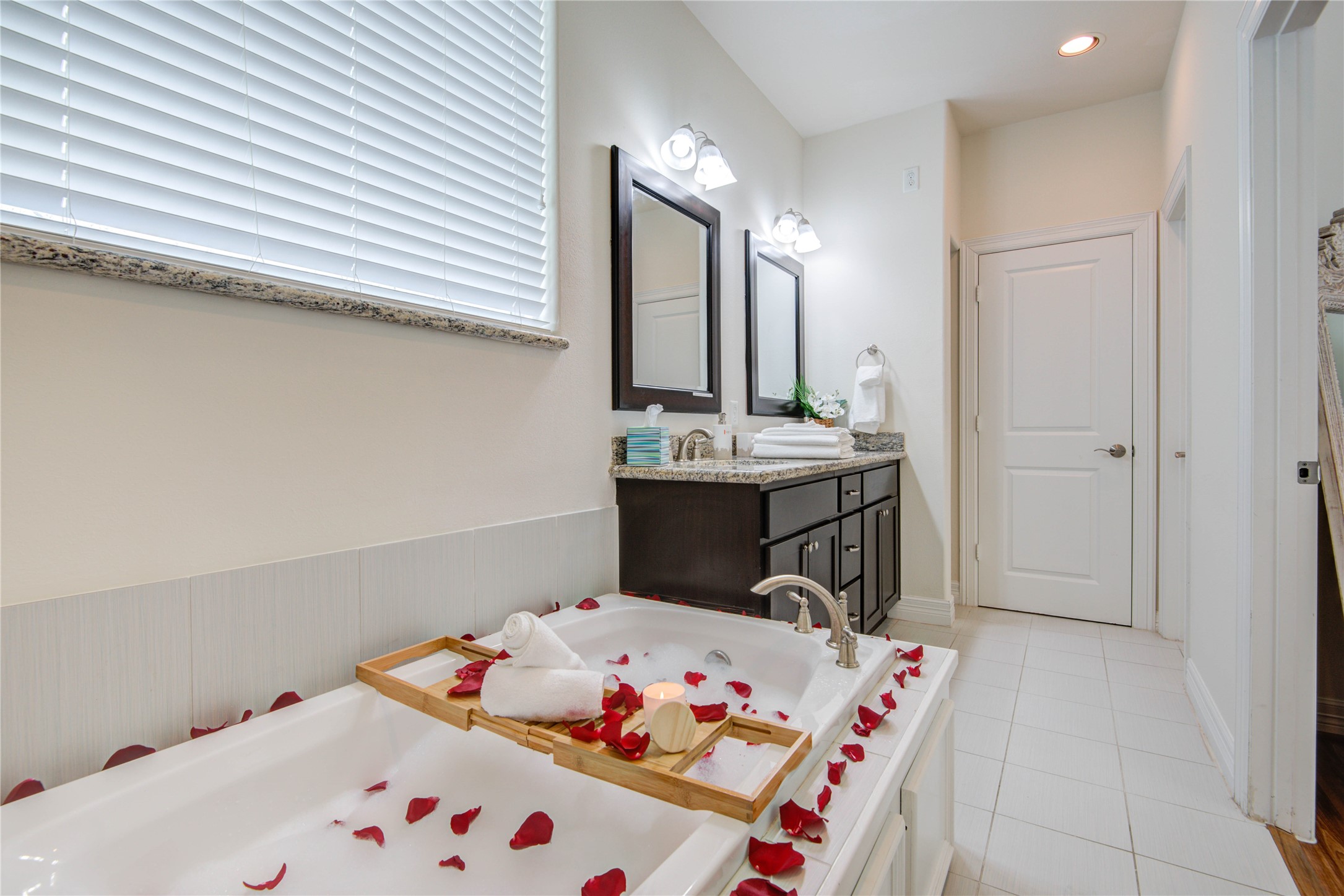 738 Link Road Houston, TX 77009 - Photo 9 of 20 2nd Floor Primary Bathroom