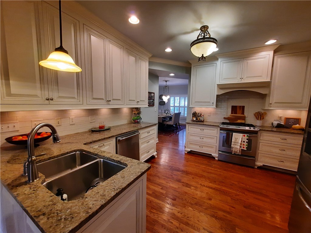 3104 Myrtlewood Anderson, SC 29621 - Photo 13 of 49 Kitchen with Granite Counter tops