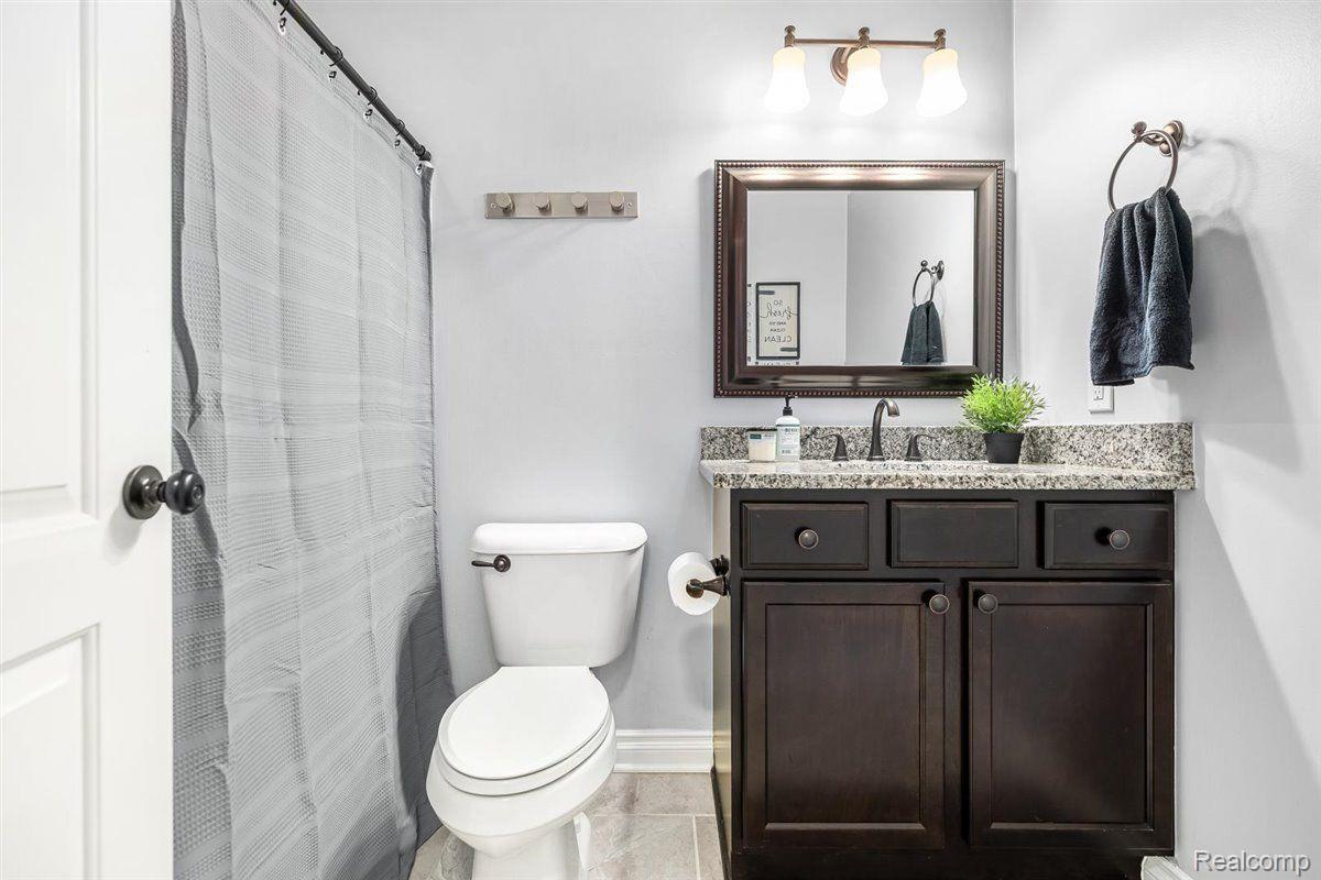 3739 Mildred Avenue Rochester, MI 48309 - Photo 16 of 24 Full Bath