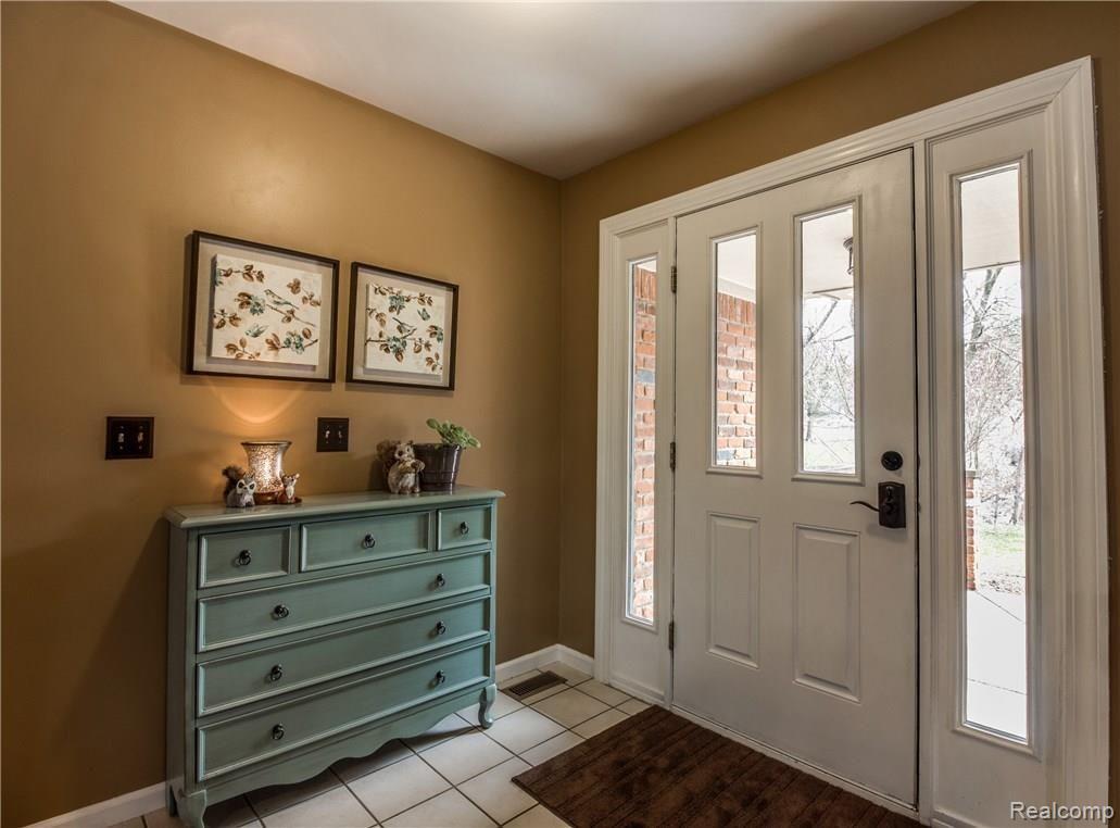 3378 Walton Blvd. Rochester, MI 48309 - Photo 3 of 35 Interiors (3 of 46).jpg