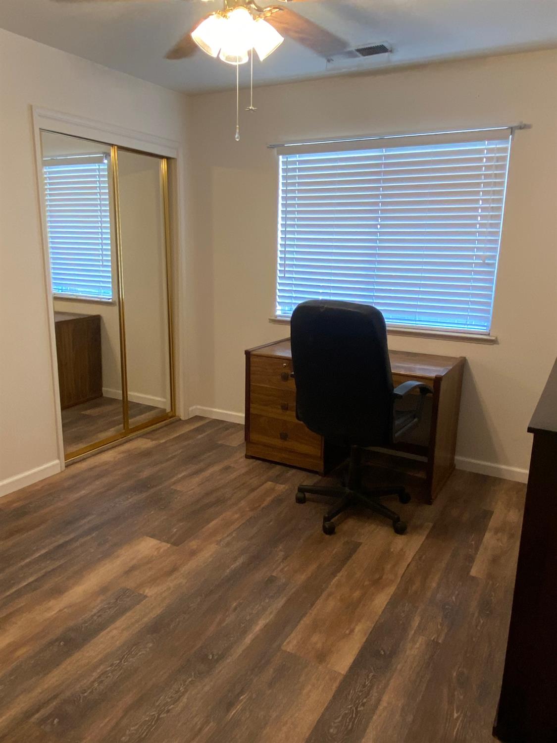 609 Merlot Avenue Madera, CA 93637 - Photo 27 of 45 a living room with furniture and a chair