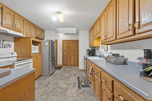 $690,000 | 3724 North Perrin Road, Independence, MO 64058