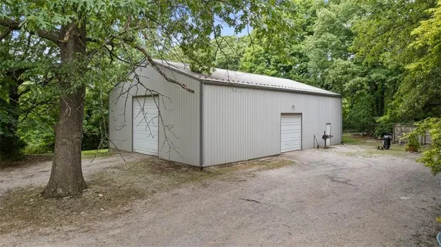 $690,000 | 3724 North Perrin Road, Independence, MO 64058