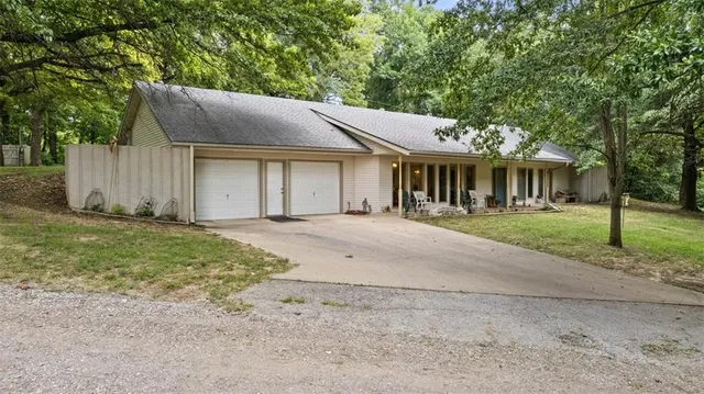 $690,000 | 3724 North Perrin Road, Independence, MO 64058