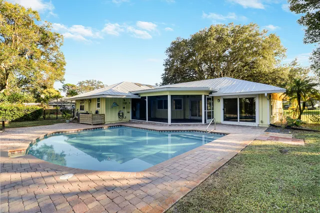 a view of a backyard