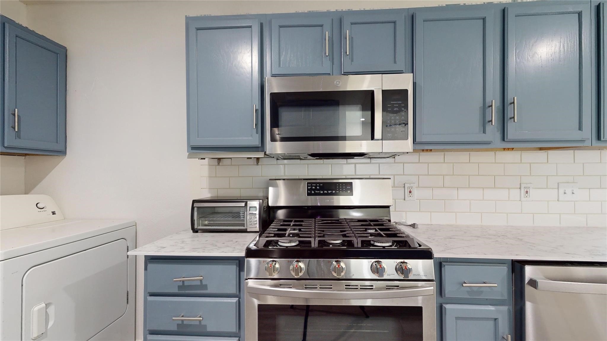 3806 Cosby Street Houston, TX 77021 - Photo 17 of 48 a kitchen with a stove and a microwave