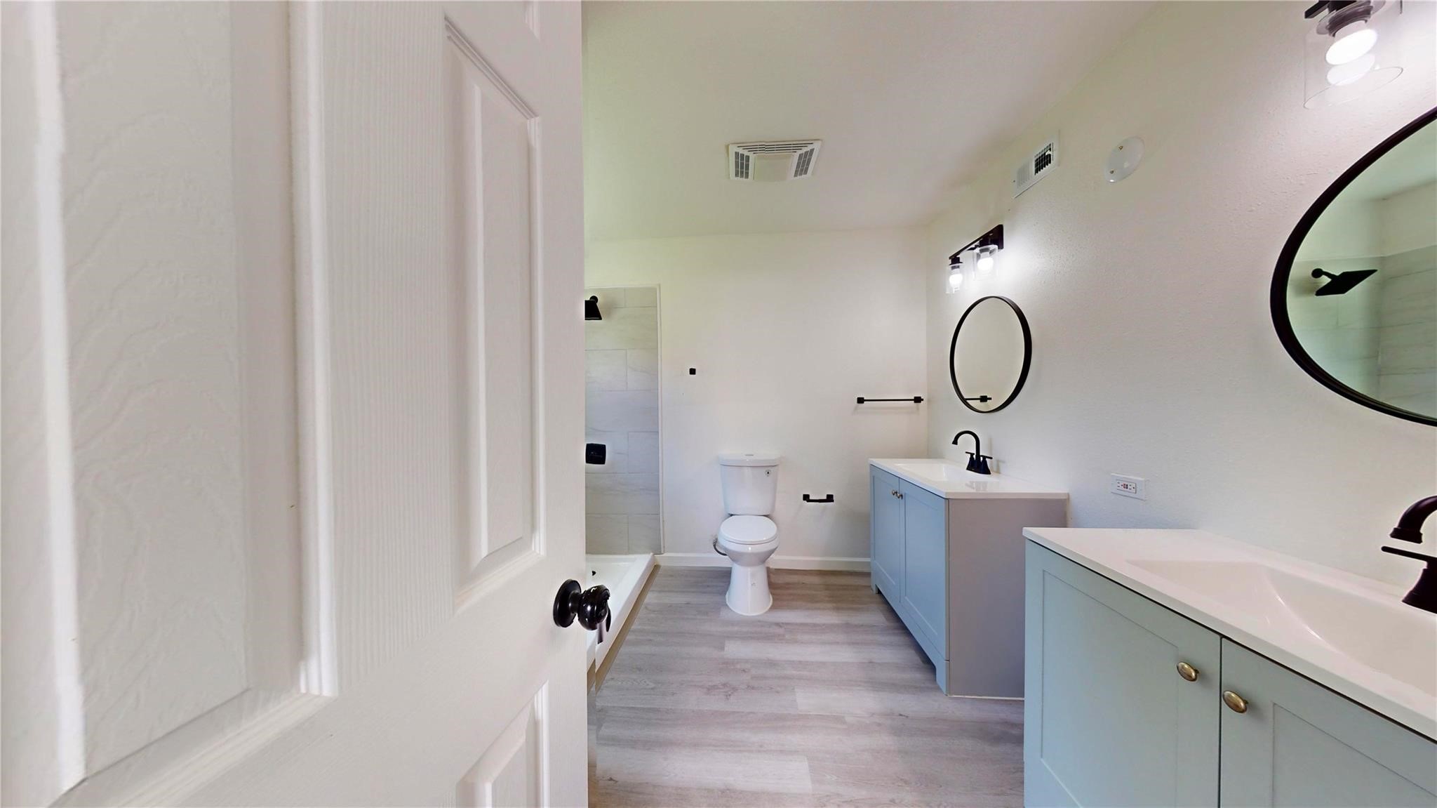 3806 Cosby Street Houston, TX 77021 - Photo 25 of 48 a view of a bathroom with dual sinks