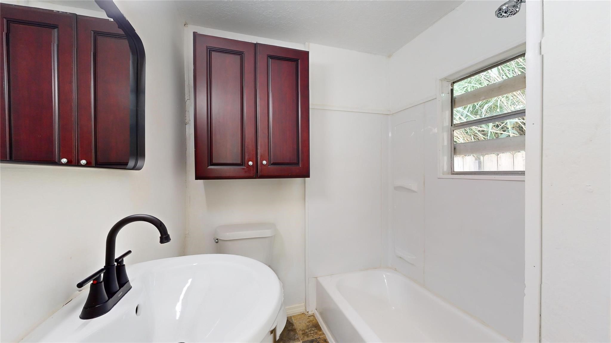 3806 Cosby Street Houston, TX 77021 - Photo 47 of 48 a bathroom with a sink a toilet and a bathtub