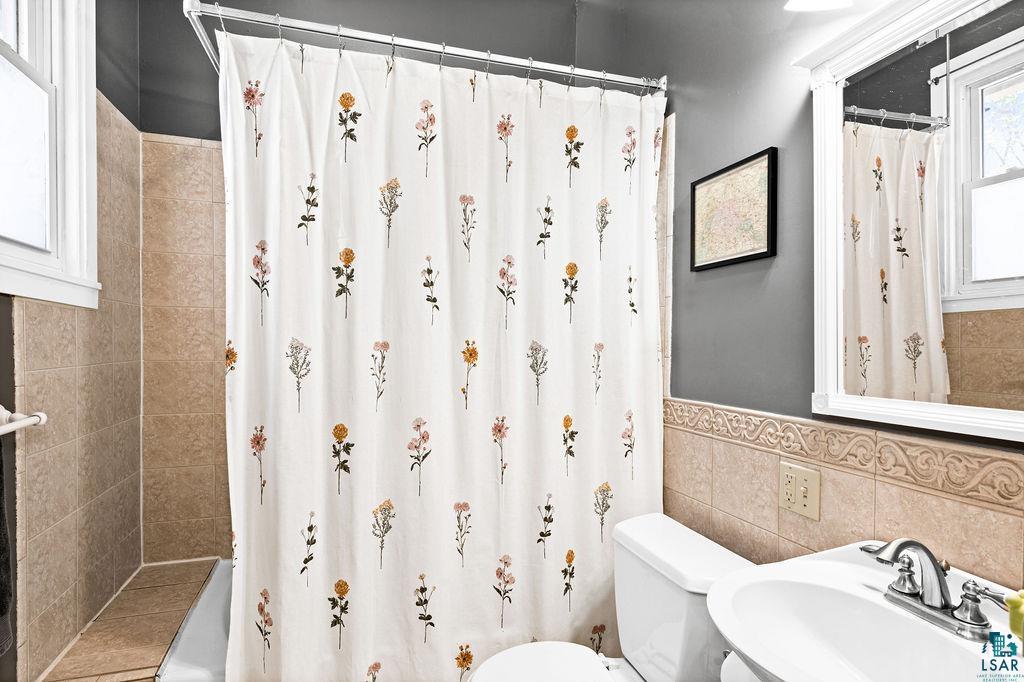 5405 Oneida Street Duluth, MN 55804 - Photo 13 of 29 Main level full bathroom