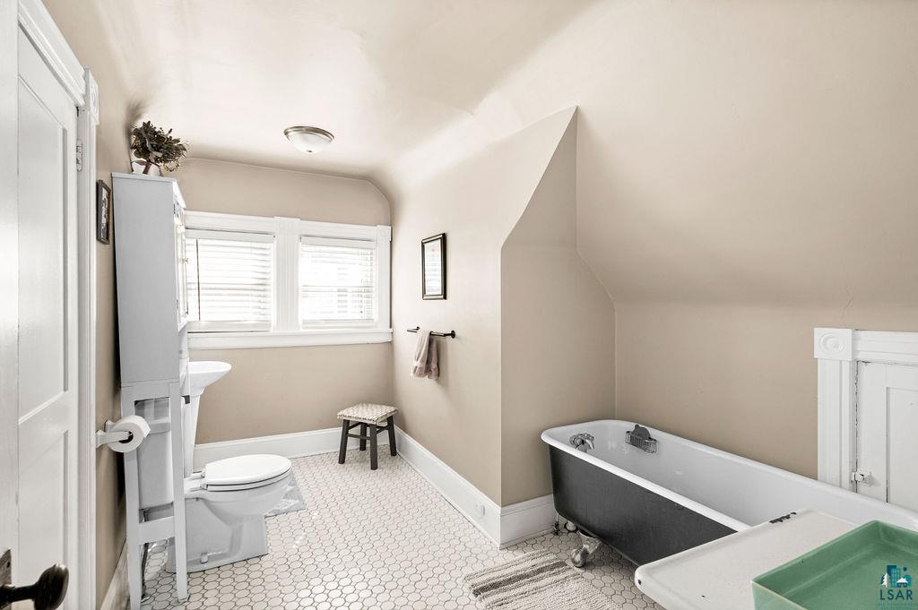 5405 Oneida Street Duluth, MN 55804 - Photo 15 of 29 Upper level bathroom
