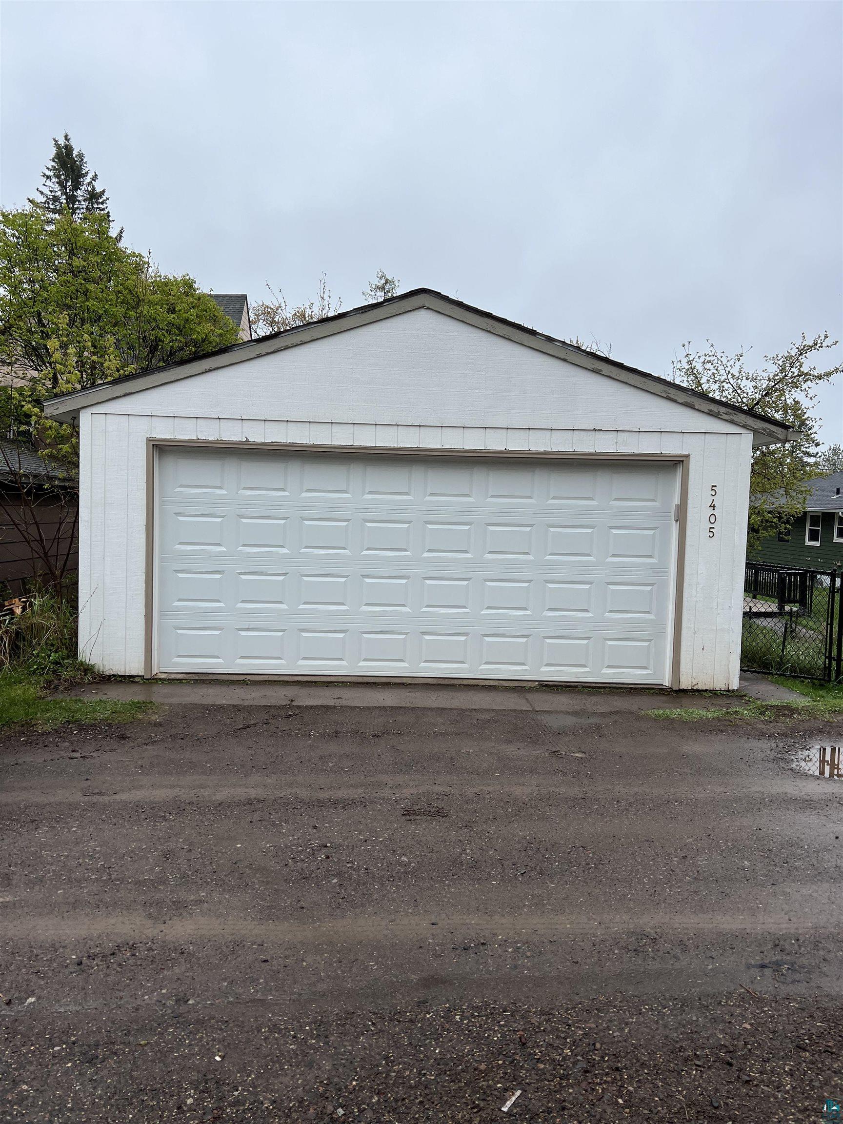 5405 Oneida Street Duluth, MN 55804 - Photo 28 of 29 View of garage