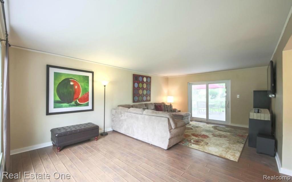 32247 Bonnet Hill Road Farmington Hills, MI 48334 - Photo 9 of 25