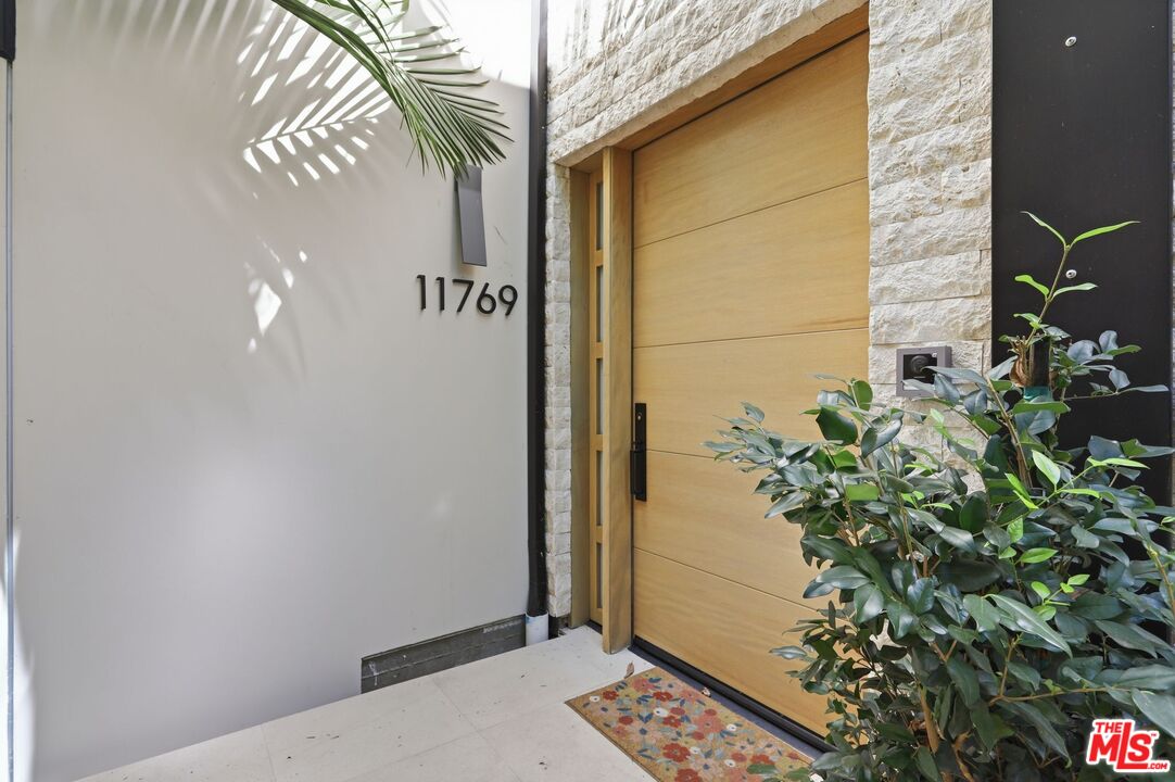 11769 Bellagio Road Los Angeles, CA 90049 - Photo 2 of 25