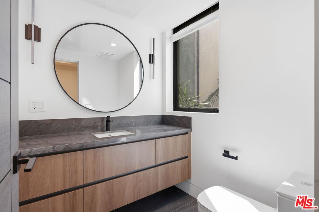 11769 Bellagio Road Los Angeles, CA 90049 - Photo 9 of 25