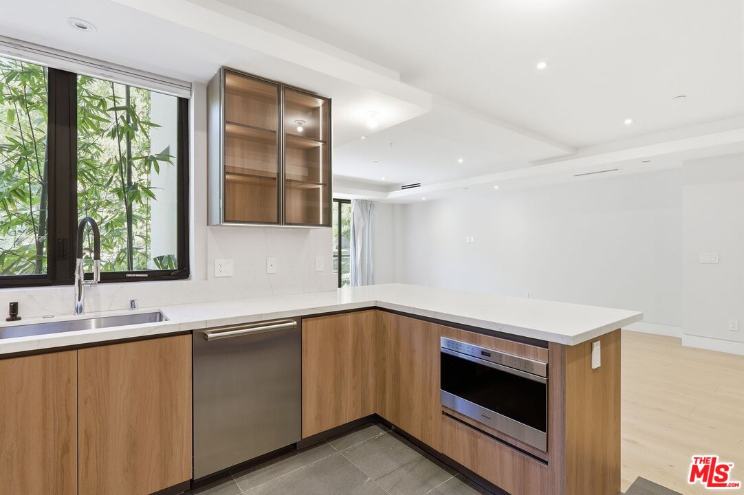 11769 Bellagio Road Los Angeles, CA 90049 - Photo 10 of 25