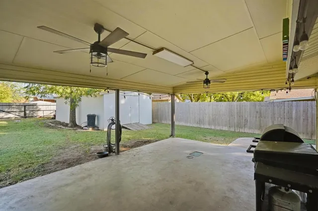 a view of a backyard