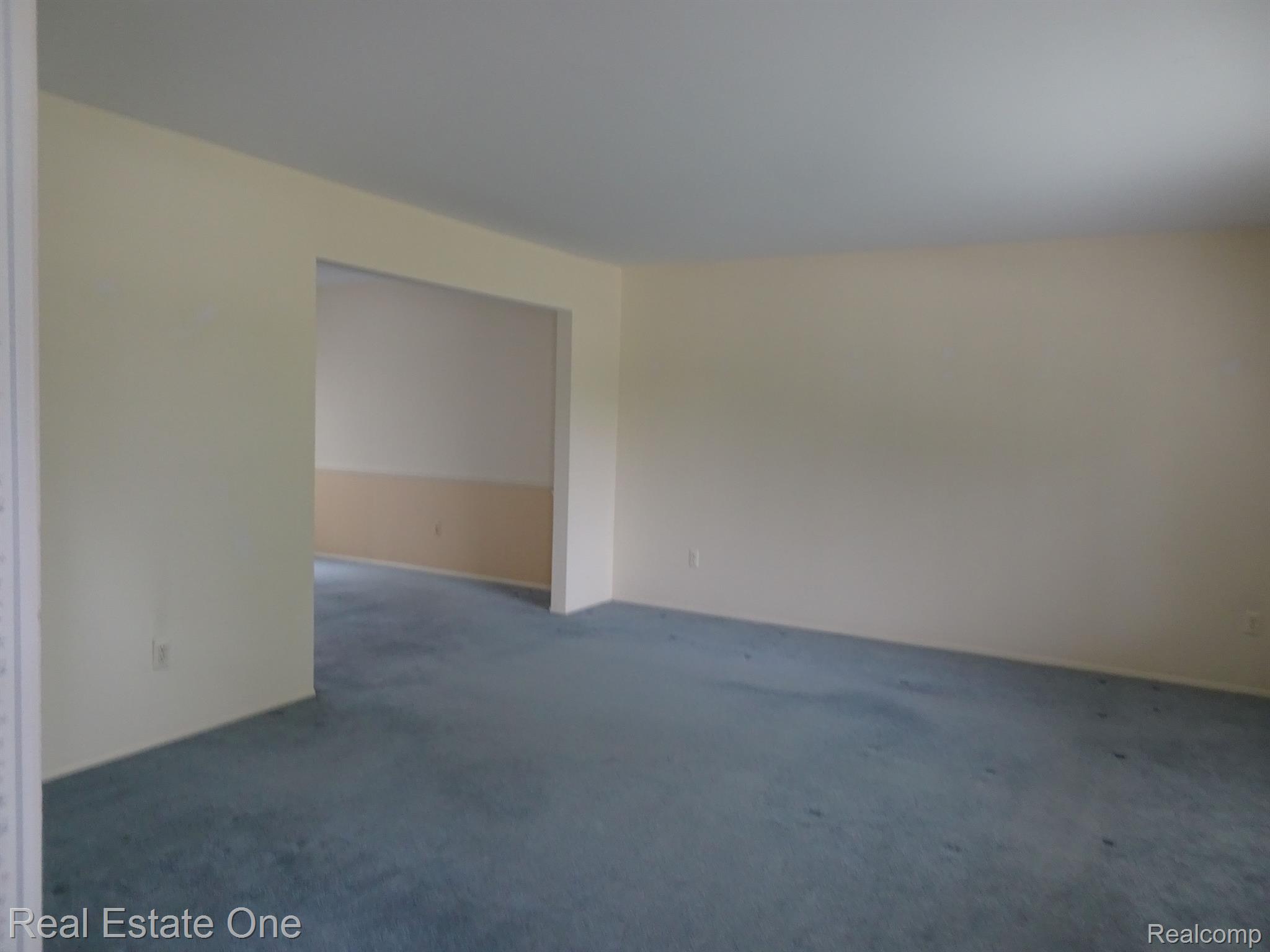 901 Downhill Lane Rochester, MI 48307 - Photo 3 of 23 Living Room opers to Dining Room