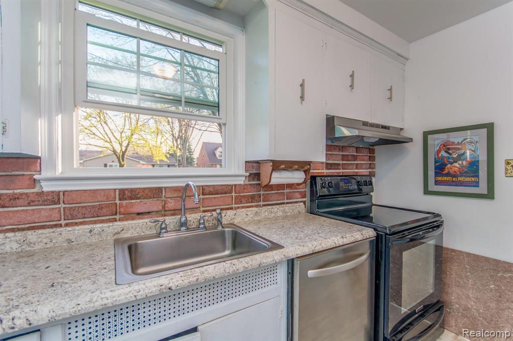 1197 Hawthorne Road Grosse Pointe Woods, MI 48236 - Photo 8 of 21