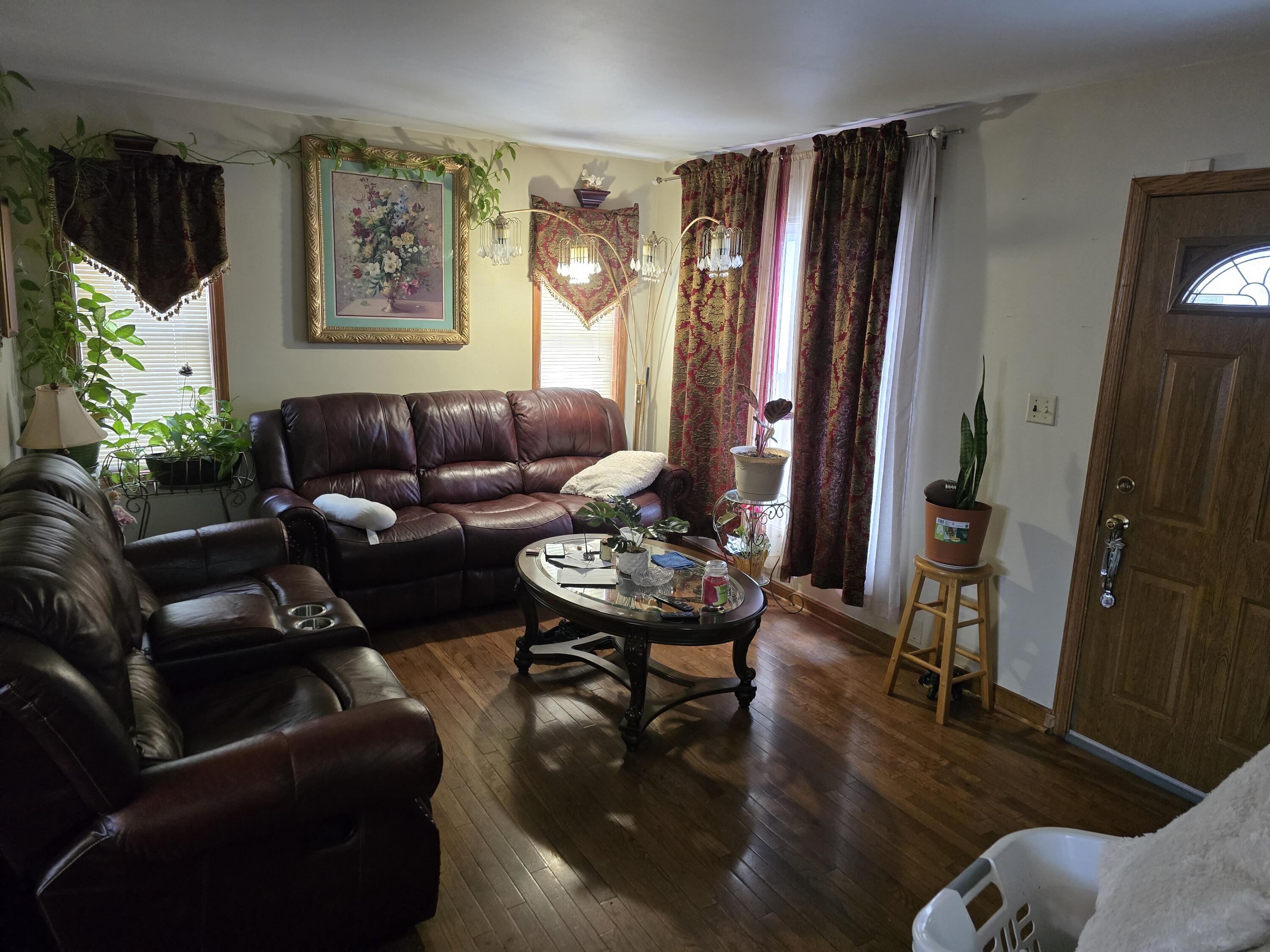 1970 South 33rd Street Milwaukee, WI 53215 - Photo 9 of 20 Living Room