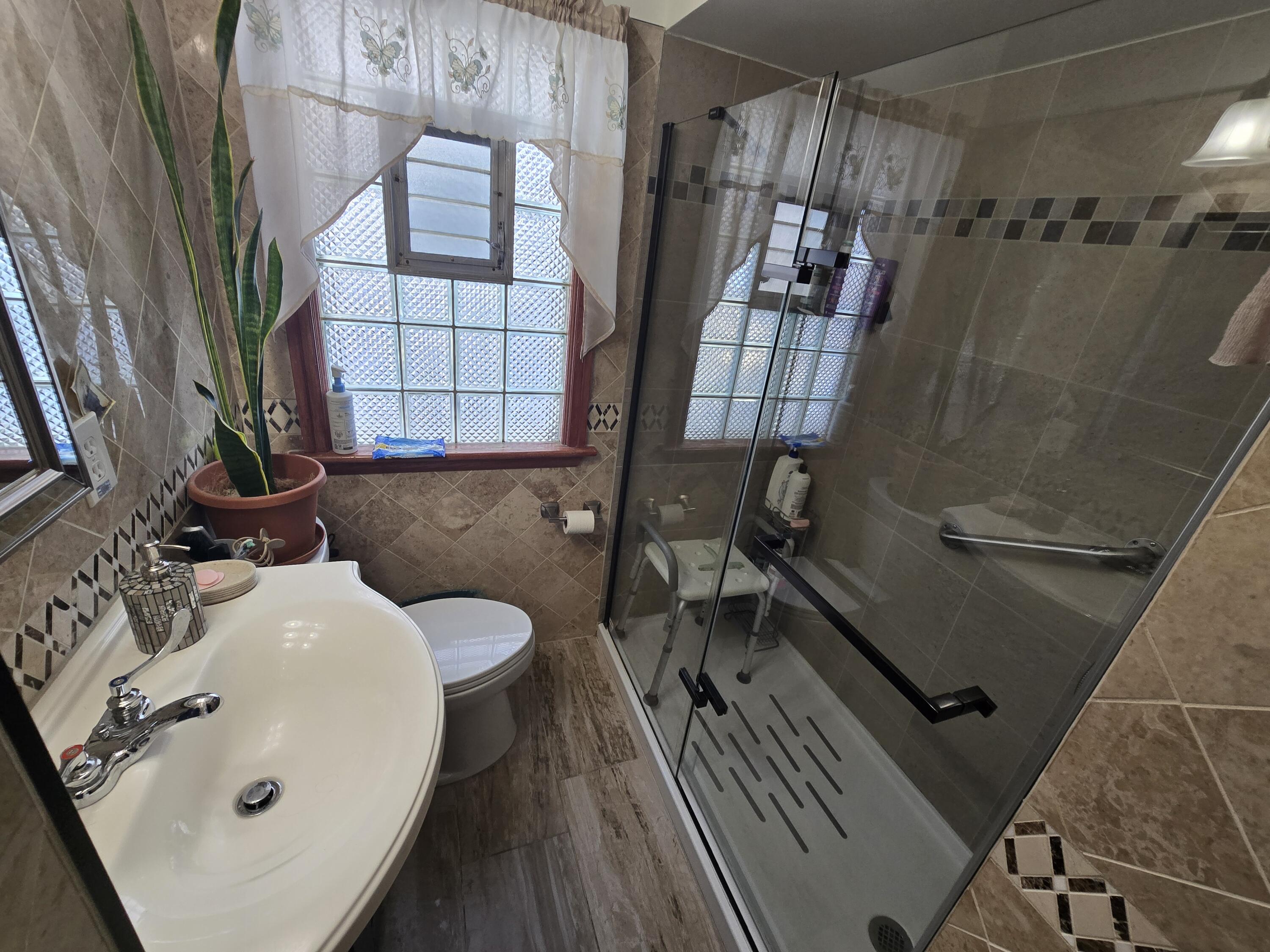 1970 South 33rd Street Milwaukee, WI 53215 - Photo 10 of 20 Main Bathroom