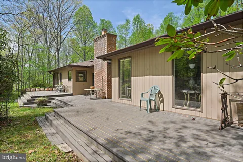 a view of a house with backyard