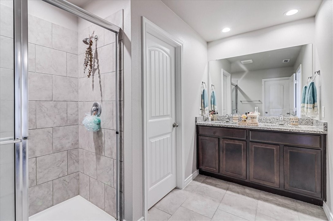 7630 Shadow Rider Lane Corpus Christi, TX 78414 - Photo 26 of 39 a bathroom with a shower sink and mirror