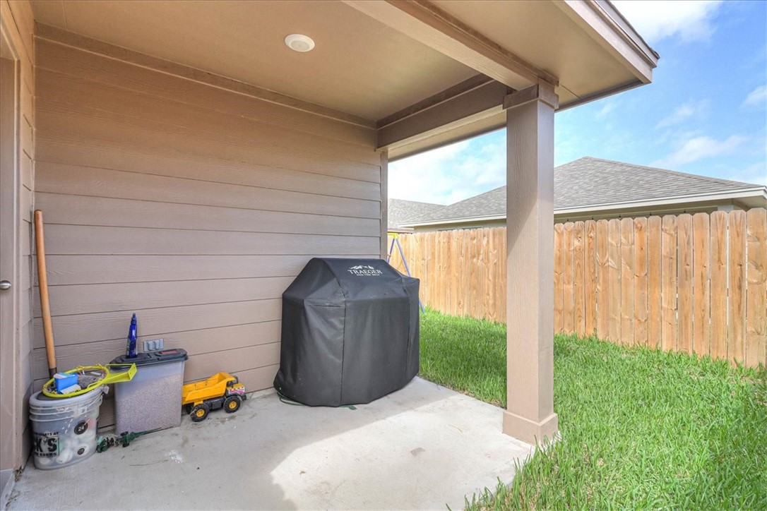 7630 Shadow Rider Lane Corpus Christi, TX 78414 - Photo 35 of 39 a living room with furniture