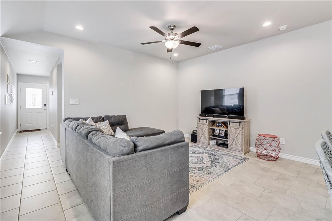 7630 Shadow Rider Lane Corpus Christi, TX 78414 - Photo 8 of 39 a living room with furniture and a flat screen tv