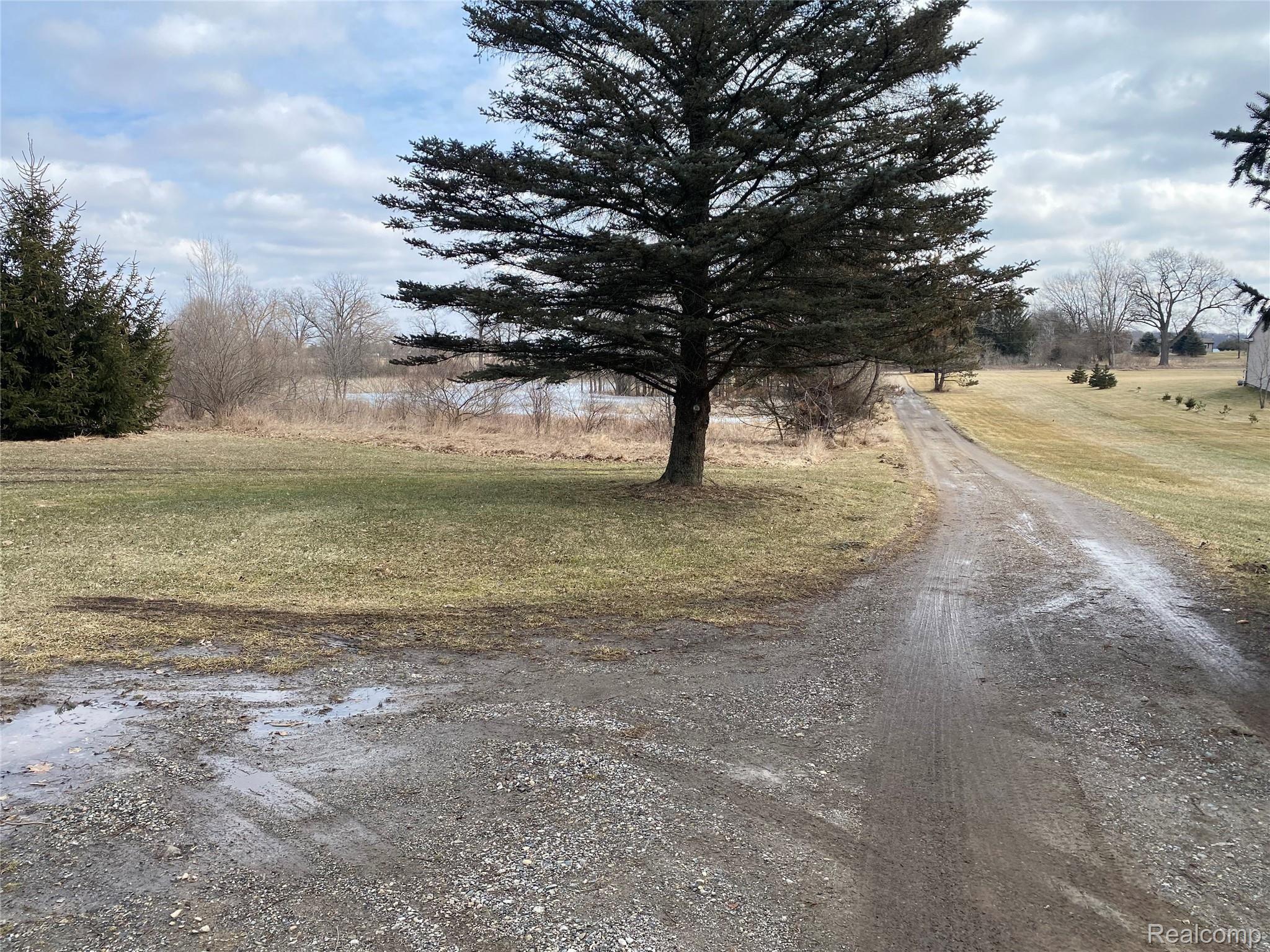 270 South Kern Road Fowlerville, MI 48836 - Photo 51 of 55 Private Driveway To the Road!
