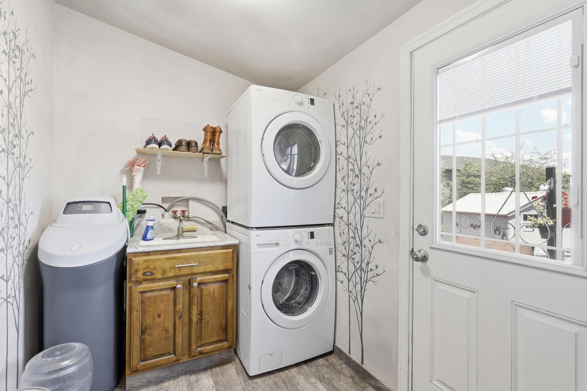 1211 Heather Circle Payson, AZ 85541 - Photo 21 of 51 a utility room with sink dryer and washer