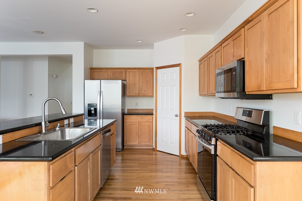 6113 Northeast 4th Place Renton, WA 98059 - Photo 14 of 31