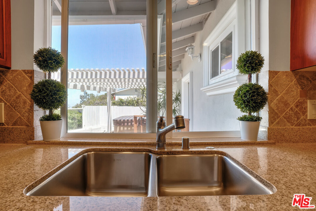 27515 Rainbow Ridge Road Palos Verdes Peninsula, CA 90274 - Photo 17 of 50 Gallery Image 17
