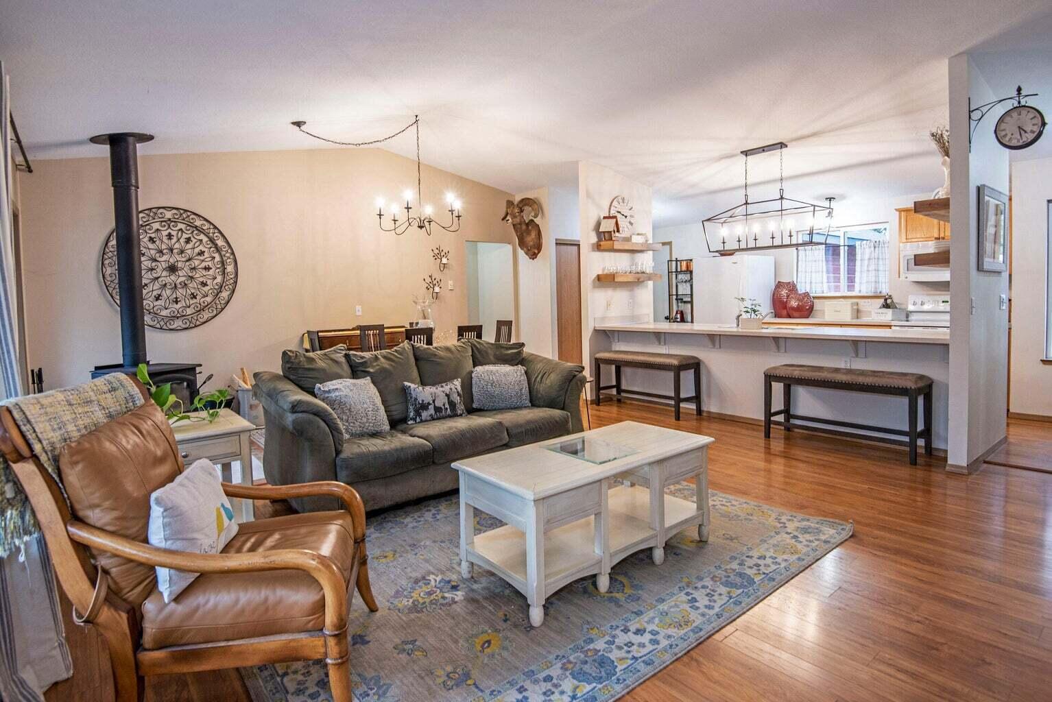 55918 Snow Goose Road Bend, OR 97707 - Photo 3 of 22 Living Room