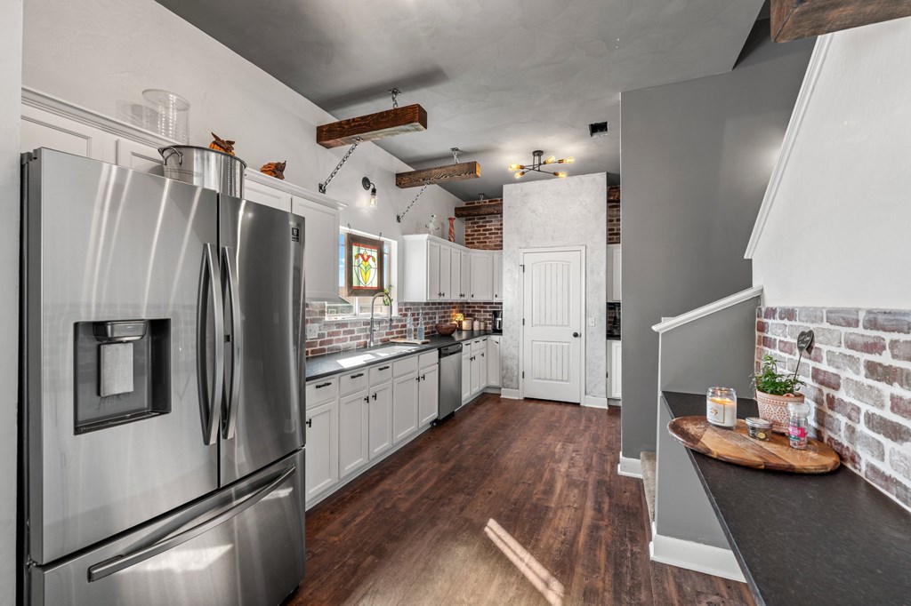116 Jasper Lane North Kerrville, TX 78028 - Photo 8 of 27 a kitchen with stainless steel appliances a refrigerator and a refrigerator