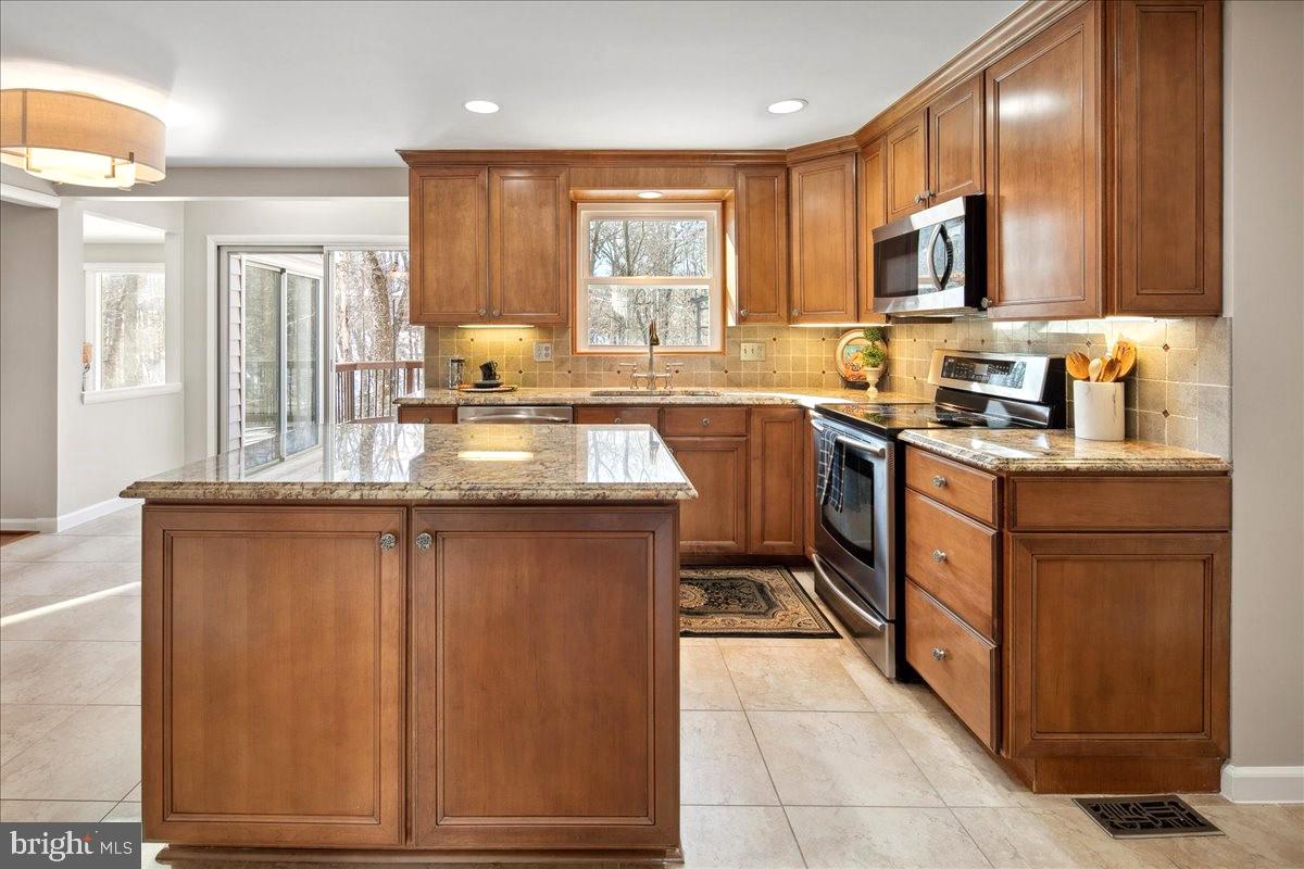 8218 Rushing Creek Drive Springfield, VA 22153 - Photo 21 of 94 Gallery Image 21