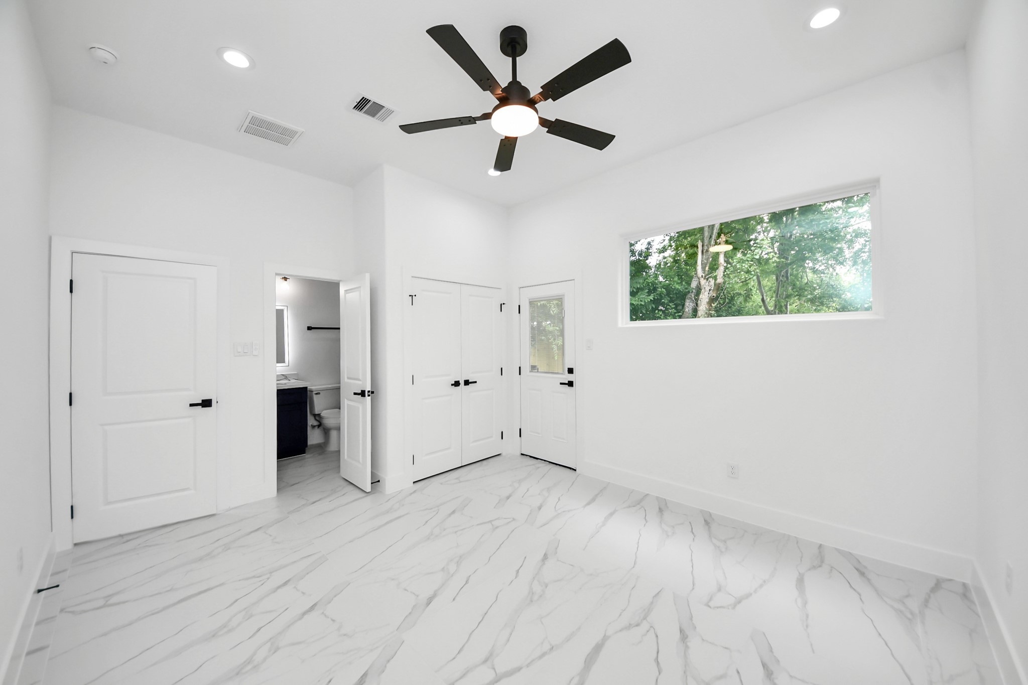 6629 Foster Street Houston, TX 77021 - Photo 13 of 33 Secondary bedroom on the 1st floor offers flexibility for guests or a home office.