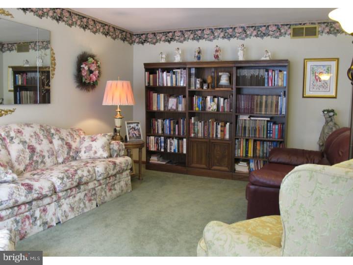 629 Chapel Road Cinnaminson, NJ 08077 - Photo 4 of 20 Living Room