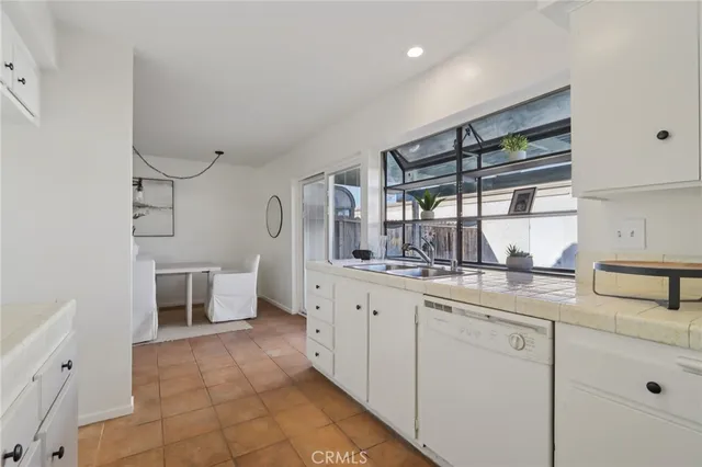 $784,900 | 5566 Aldershot Walk, Westminster, CA 92683