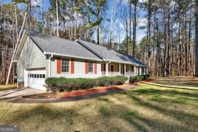 a view of a house with a yard