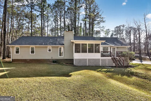 a view of a outdoor space in front of the house