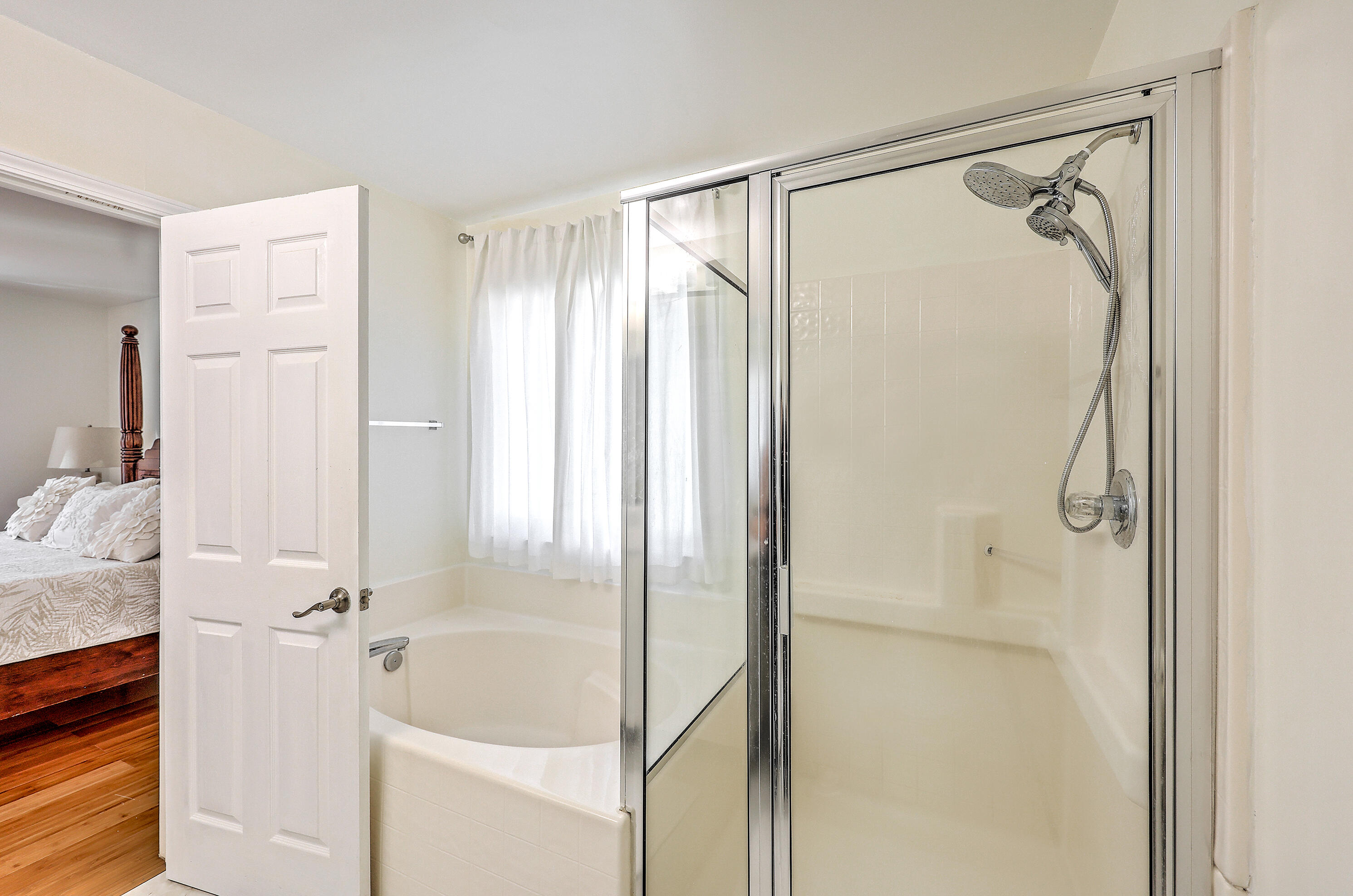 7950 New Ryder Road North Charleston, SC 29406 - Photo 19 of 33 Upstairs primary bath tub