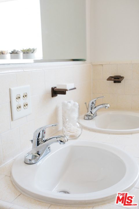 6151 Barrows Drive Los Angeles, CA 90048 - Photo 19 of 25 a bathroom with a sink and a mirror