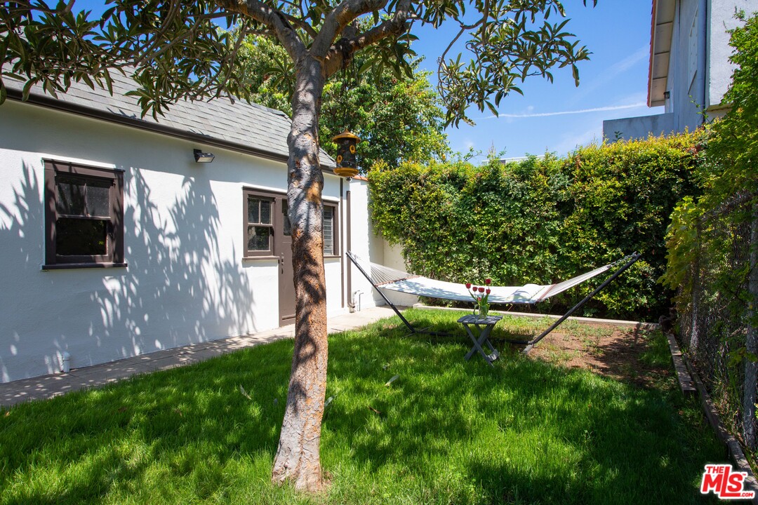6151 Barrows Drive Los Angeles, CA 90048 - Photo 23 of 25 a view of a house with backyard