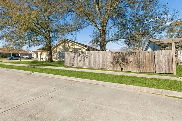 $1,900 | 1053 Fairfax Drive, Terrytown, LA 70056